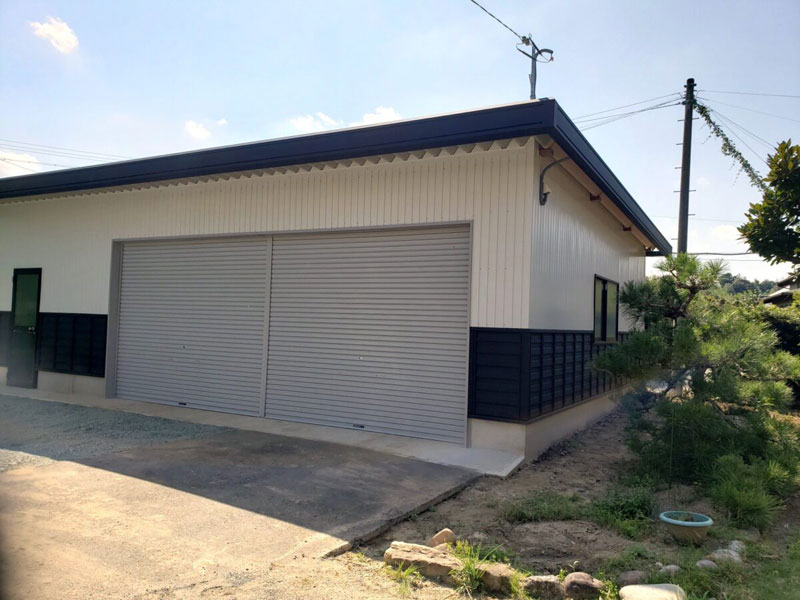 豊川市:鎧張りにした外観が目を惹く蔵をイメージしたガレージ