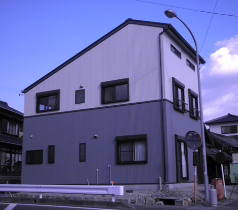 注文住宅 屋根裏部屋・収納のある狭小地住宅:浜松市