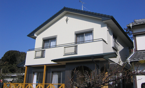ベランダ付きの洋風住宅外観