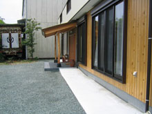二世帯住宅：自然素材使用のオール電化住宅の車イス対応の玄関外部　豊橋市